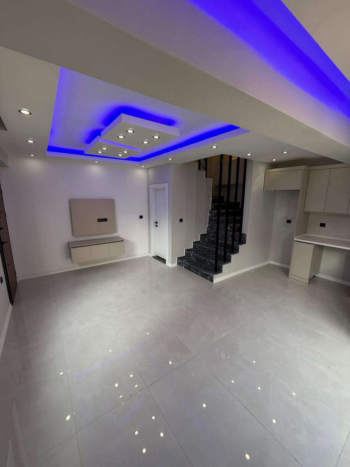 ALAÇATI TAŞ KONSEPT, MERKEZ PLAJ, EBEVEYN BANYO, YERDEN ISITMA, ÖN CEPHE  3+1 TRİPLEKS VİLLA! KOCAALİ YALI MH