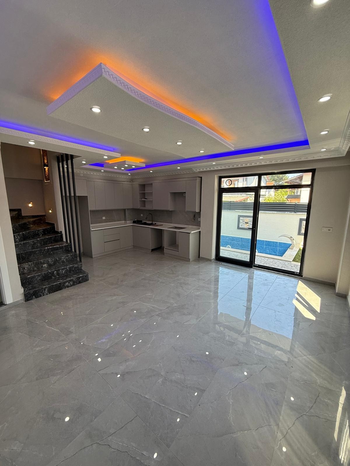 KAPANMAZ DENİZ MANZARALI, PLAJA 30METRE, ALAÇATI TAŞ KONSEPT, ÖN CEPHE, HAVUZLU 4+1 TRİPLEKS VİLLA! KOCAALİ ALANDERE MH