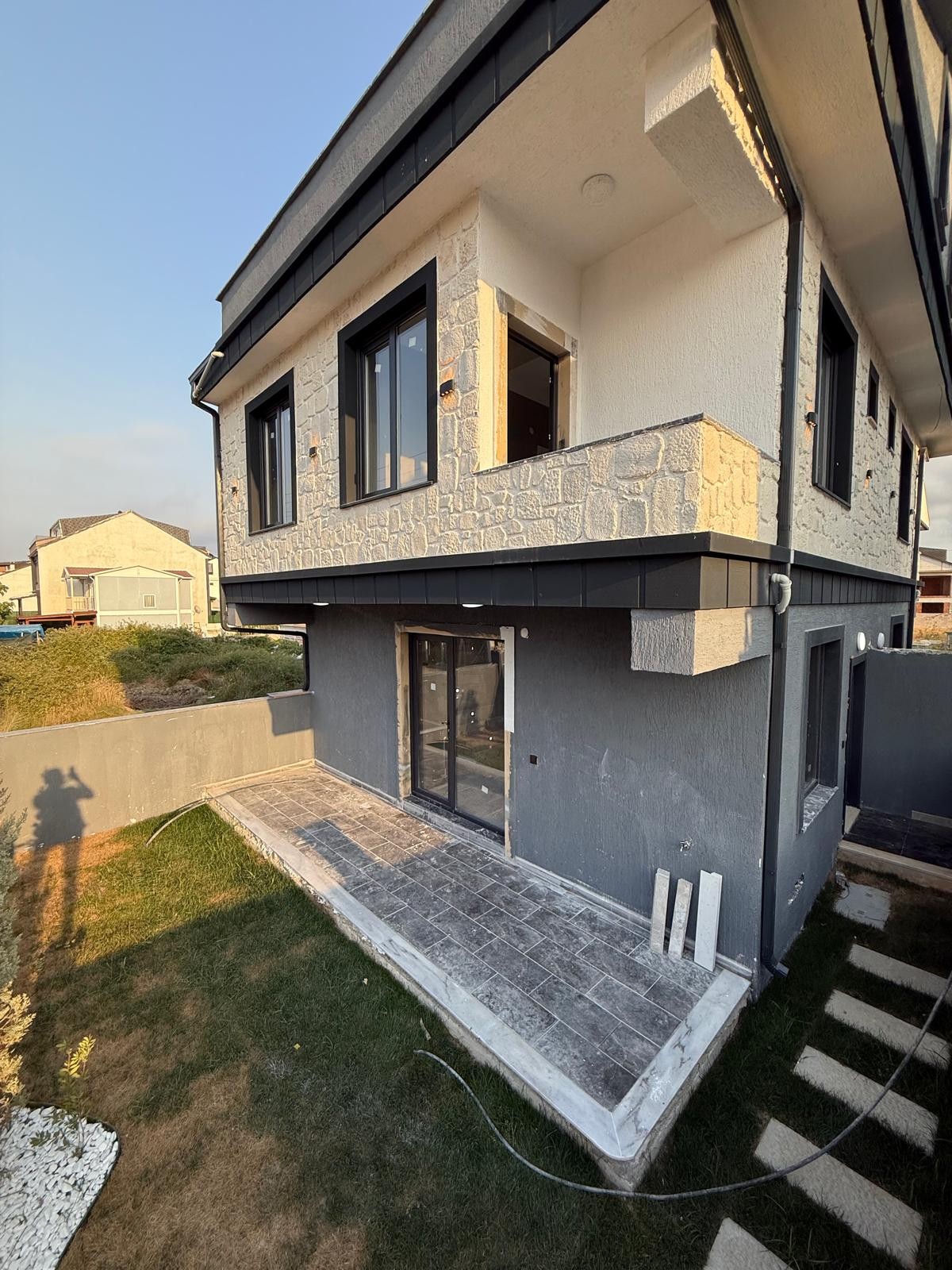 ÖN CEPHE, MÜSTAKİL GİRİŞ-BAHÇE, EBEVEYN BANYO 3+1 TRİPLEKS VİLLA! KOCAALİ ALANDERE MH