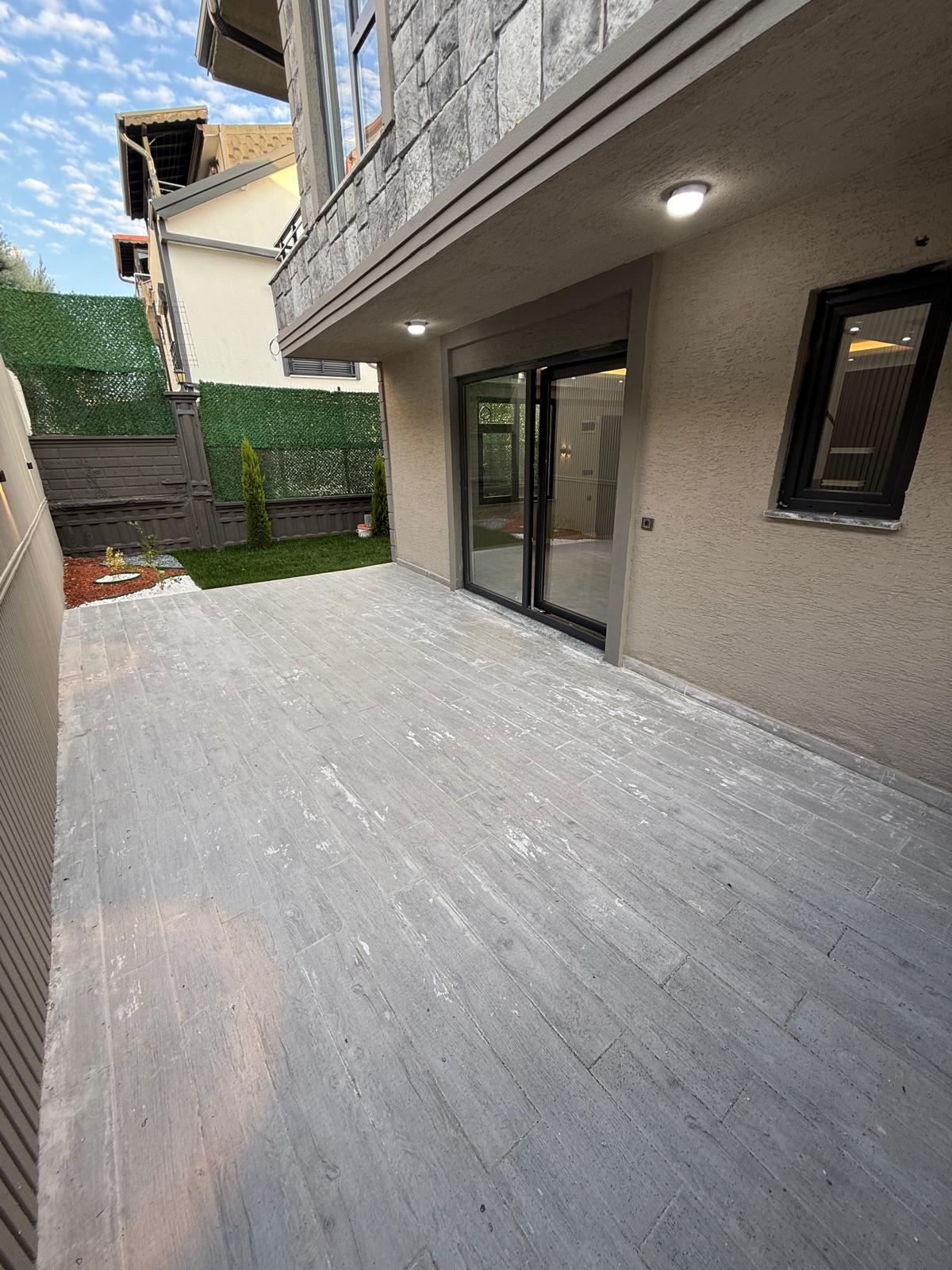 MERKEZ PLAJ, ARKA CEPHE, LÜKS DİZAYN, GENİŞ BAHÇE, 105m2 KENDİNE AİT ARSASI, EBEVEYN BANYO 3+1 TRİPLEKS VİLLA! KOCAALİ YALI MH