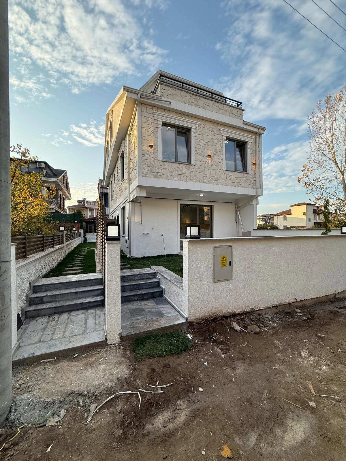 MERKEZ PLAJ, FIRSAT FİYAT, ÖN CEPHE, LÜKS DİZAYN, ALAÇATI TAŞ KONSEPT, EBEVEYN BANYO 3+1 TRİPLEKS VİLLA! KOCAALİ YALI MH