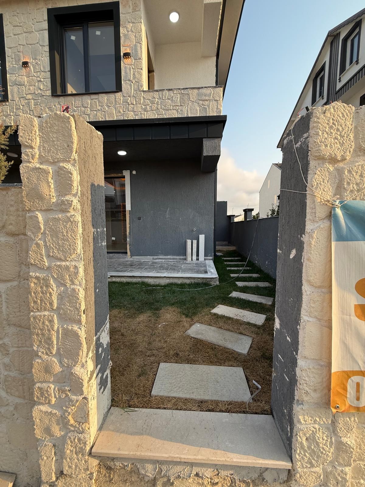 ÖN CEPHE, MÜSTAKİL GİRİŞ-BAHÇE, EBEVEYN BANYO 3+1 TRİPLEKS VİLLA! KOCAALİ ALANDERE MH