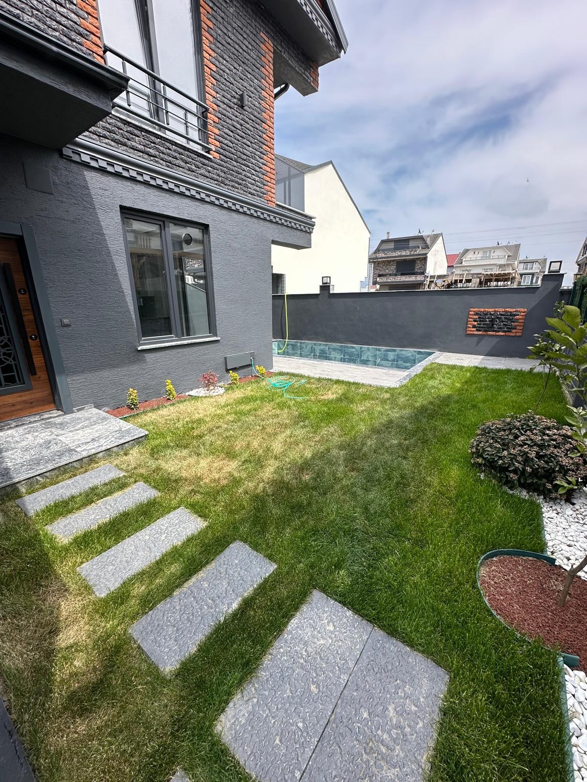 HAVUZLU, LÜKS DİZAYN, DENİZE 50M, TAŞ KONSEPT, EBEVEYN BANYOLU 3+1 TRİPLEKS VİLLA! KOCAALİ ALANDERE MH 