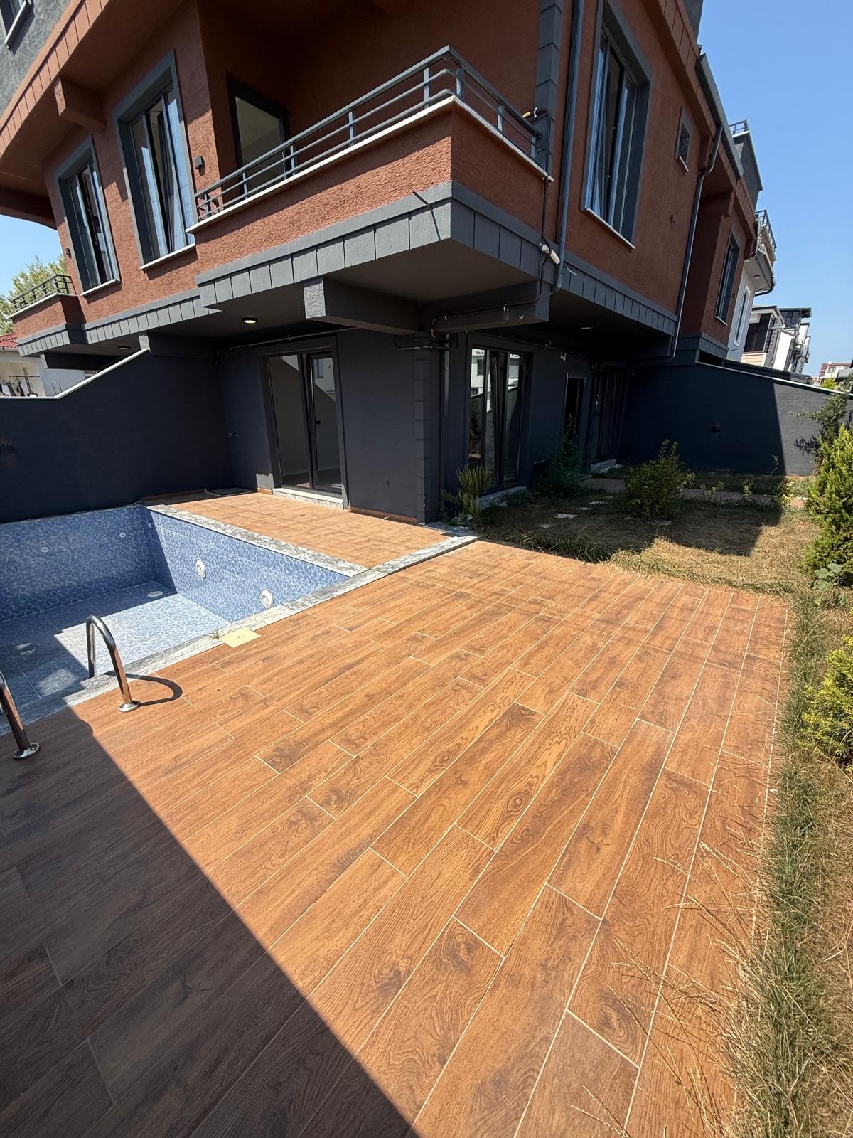 KÖŞE PARSEL, HAVUZLU, GENİŞ BAHÇE-BİNA KULLANIM ALANLI, YERDEN ISITMA 4+1 TRİPLEKS VİLLA! KOCAALİ ALANDERE MH