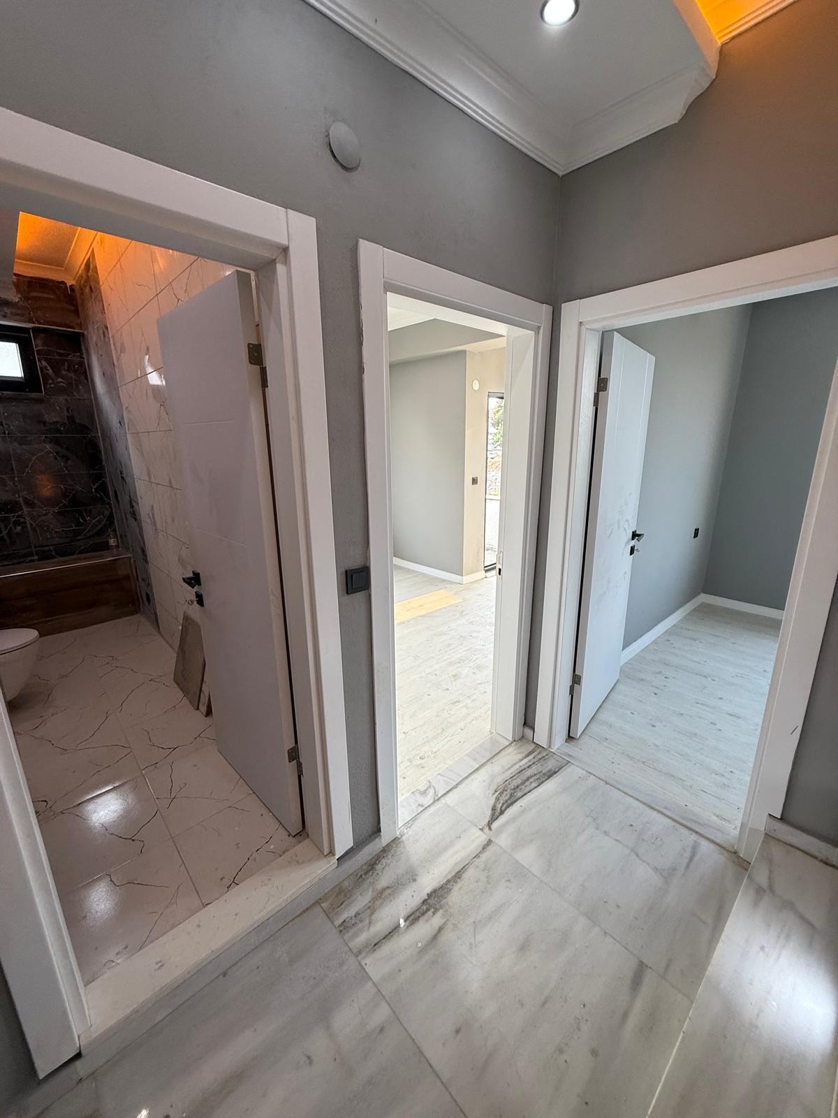 ÖN CEPHE, MÜSTAKİL GİRİŞ-BAHÇE, EBEVEYN BANYO 3+1 TRİPLEKS VİLLA! KOCAALİ ALANDERE MH