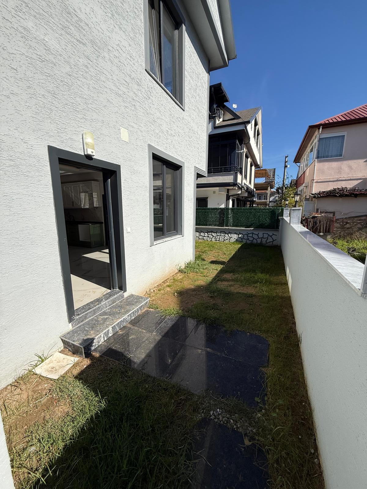 FİYAT/PERFORMANS, EBEVEYN BANYOLU, GENİŞ BAHÇE, YERDEN ISITMA, KOMPLE GRANİT ZEMİN 3+1 TRİPLEKS VİLLA! KOCAALİ ALANDERE MH