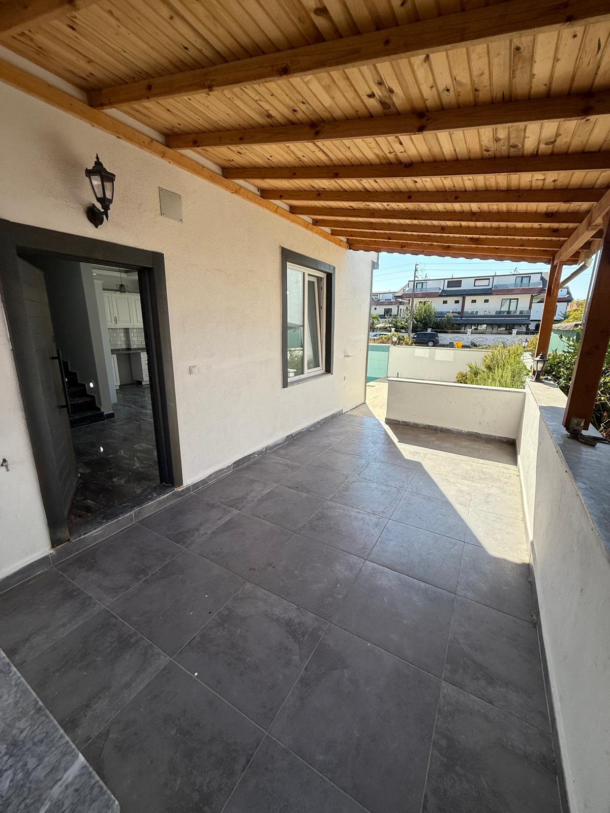 HAVUZLU, VERANDALI, EBEVEYN BANYOLU, PLAJA 180METRE 3+1 TRİPLEKS VİLLA! KOCAALİ ALANDERE MH