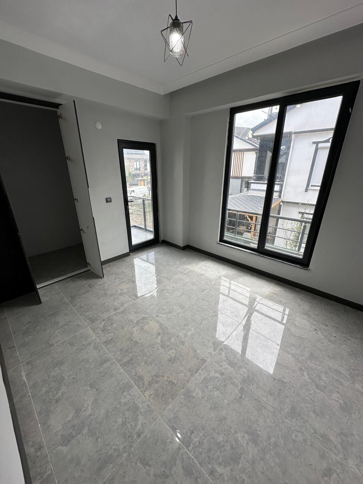 HAVUZLU, LÜKS DİZAYN, DENİZE 50M, TAŞ KONSEPT, EBEVEYN BANYOLU 3+1 TRİPLEKS VİLLA! KOCAALİ ALANDERE MH 