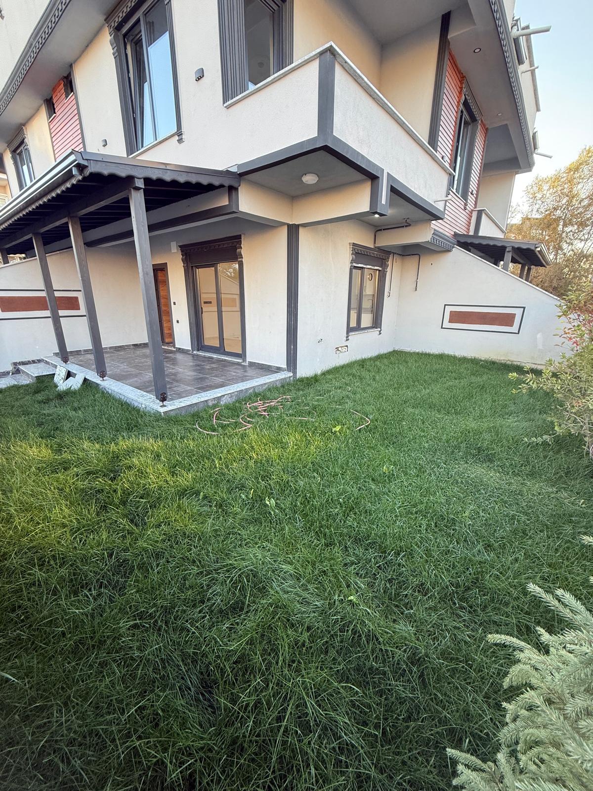 KÖŞE PARSEL, ULTRA GENİŞ BAHÇE, MERKEZ PLAJ, AYRI KONSEPT MUTFAK  4+1 TRİPLEKS VİLLA! KOCAALİ YALI MH