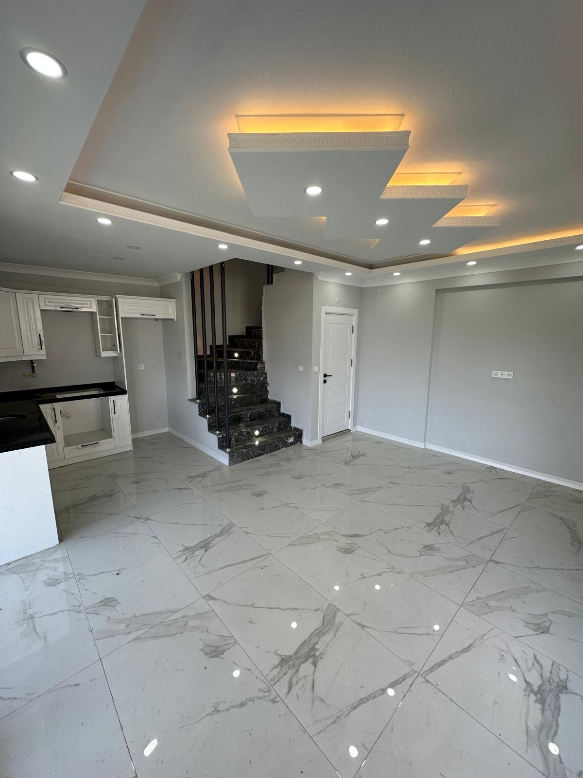 ARKA CEPHE, BAĞIMSIZ MÜSTAKİL GİRİŞ, VERANDALI, YERDEN ISITMA  3+1 TRİPLEKS VİLLA! KOCAALİ ALANDERE MH