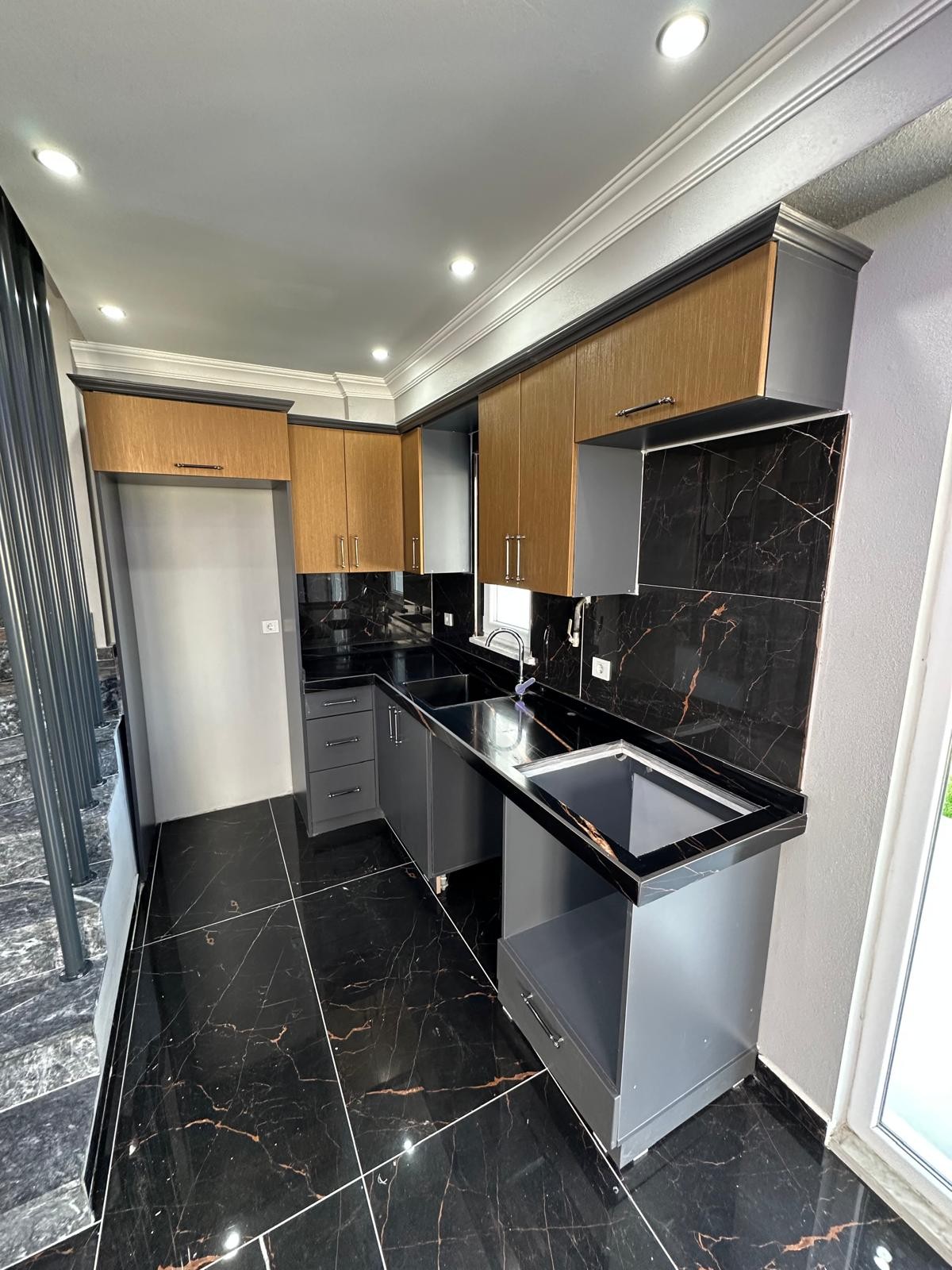 ÖN CEPHE, EBEVEYN BANYO, MÜSTAKİL GİRİŞ, MÜSTAKİL BAHÇE, VERANDALI 3+1 TRİPLEKS VİLLA! KOCAALİ ALANDERE MH