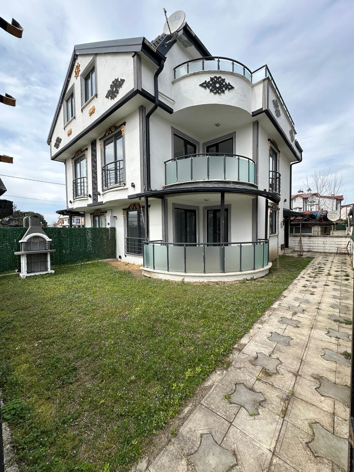 MÜSTAKİL GİRİŞLİ, GENİŞ BAHÇE ALANLI, EBEVEYN BANYOLU 3+1 TRİPLEKS VİLLA! KOCAALİ ALANDERE MH