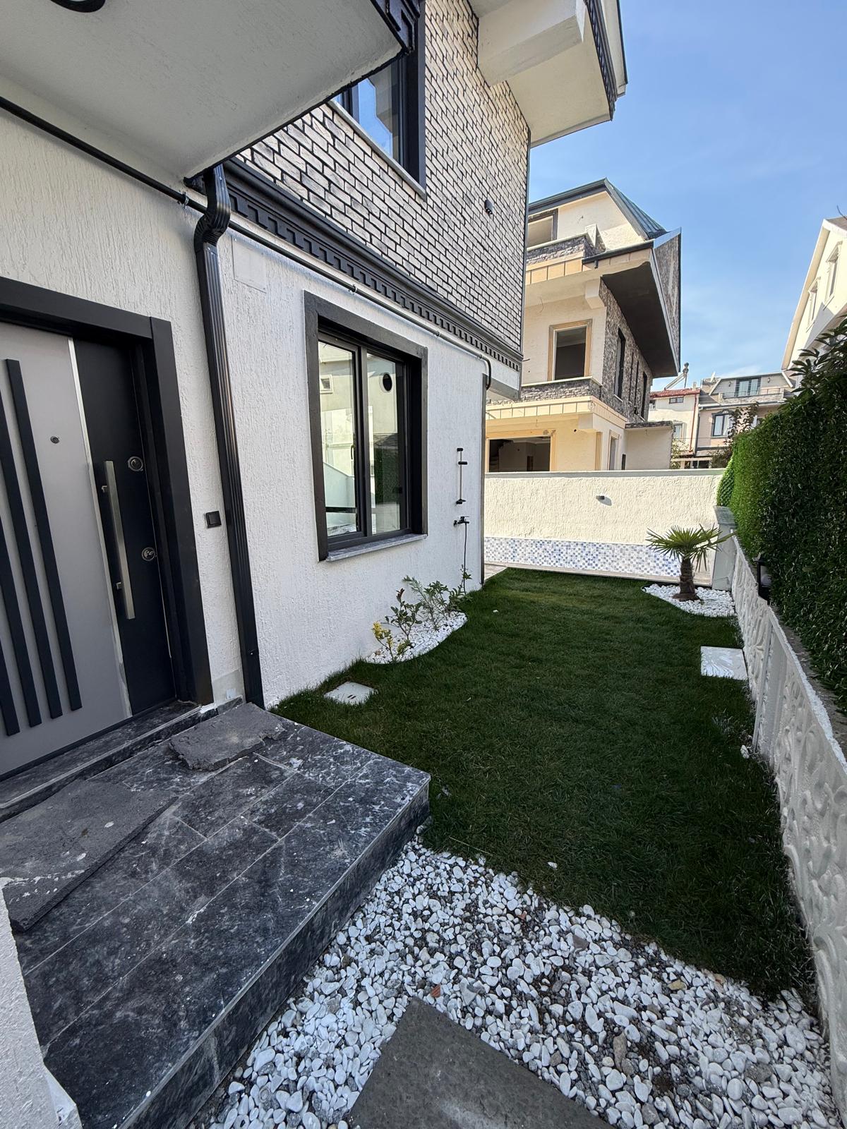 HAVUZLU, ARKA CEPHE, PLAJA 70METRE, LÜKS DİZAYN, YERDEN ISITMA 3+1 TRİPLEKS VİLLA! KOCAALİ ALANDERE MH