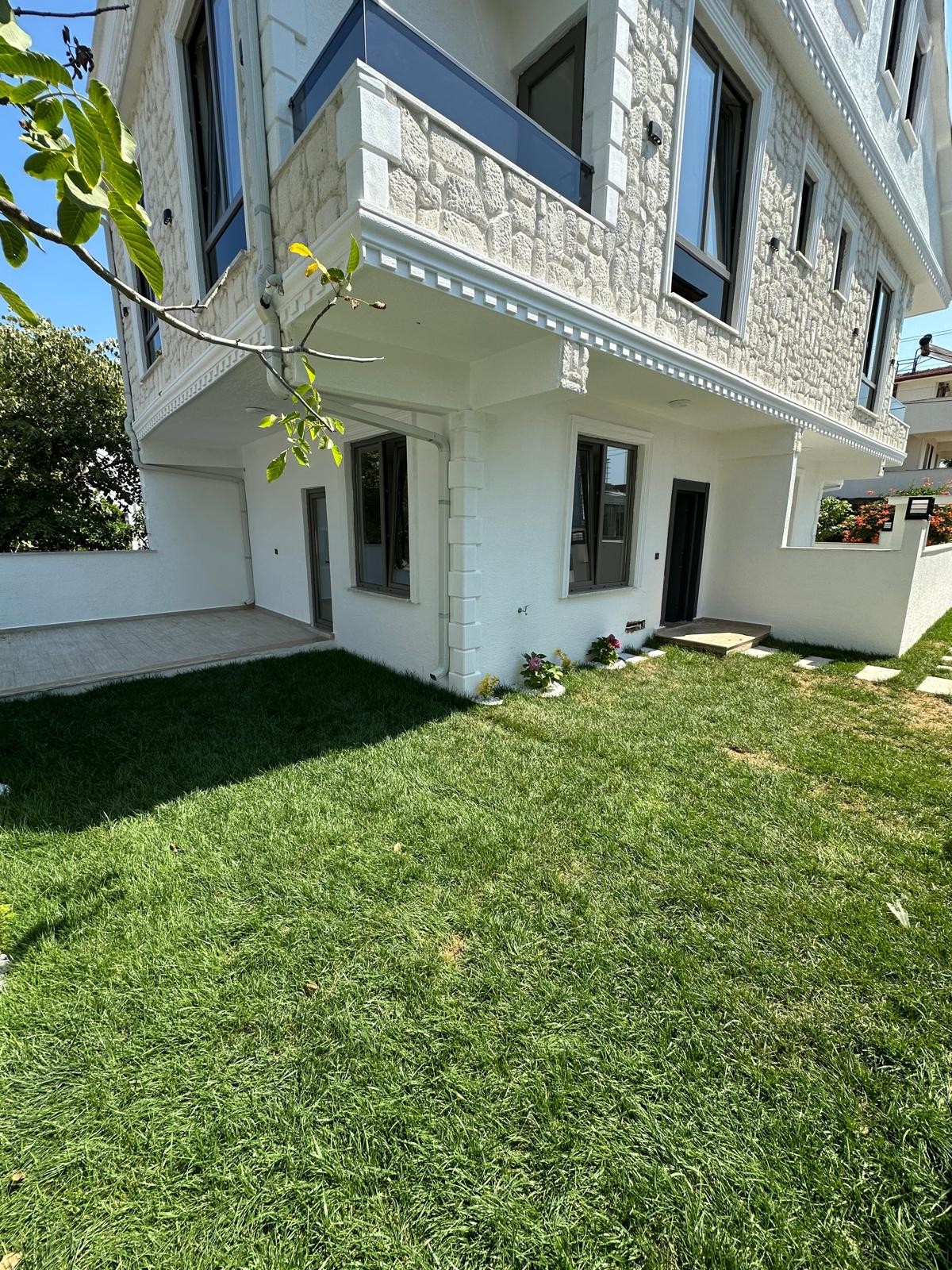 BAĞIMSIZ MÜSTAKİL GİRİŞ, TERAS MİNİ DENİZ MANZARALI, GENİŞ BAHÇE ALANLI, PLAJA 50METRE  3+1 TRİPLEKS VİLLA! KOCAALİ ALANDERE MH