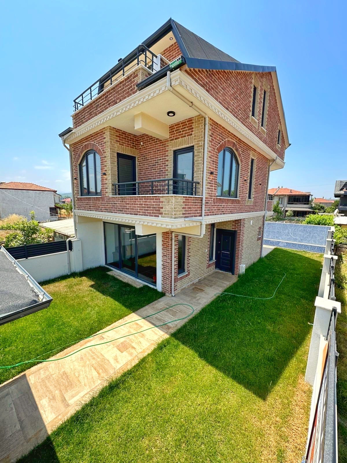 177m2 ARSA İÇİNDE TAM BAĞIMSIZ MÜSTAKİL, HER KAT DENİZ MANZARALI(3.PARSEL), JAKUZİLİ, ULTRA GENİŞ BAHÇE 4+1 TRİPLEKS VİLLA! KOCAALİ ALANDERE MH