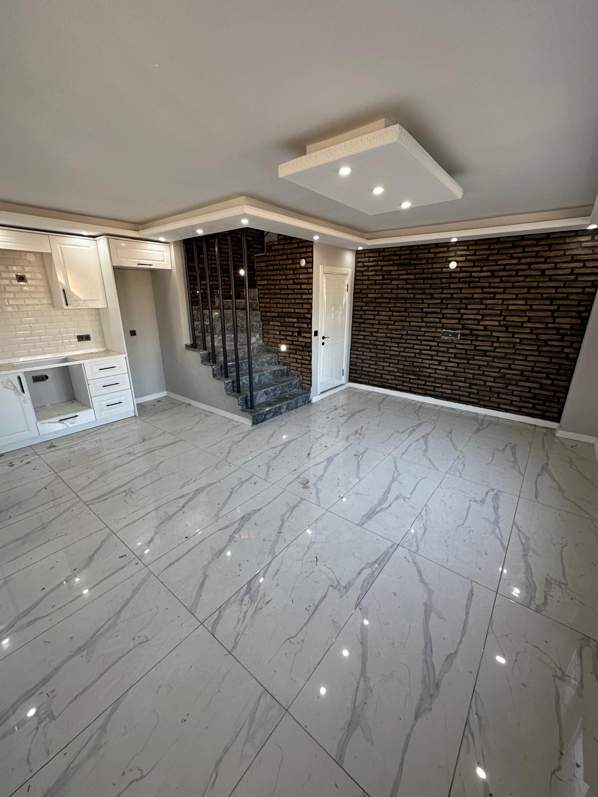 MERKEZ PLAJ, KOMPLE GRANİT ZEMİN, EBEVEYN BANYO, VERANDALI 3+1 TRİPLEKS VİLLA! KOCAALİ YAYLA MH