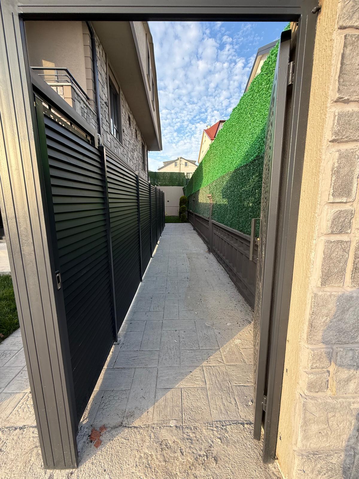 MERKEZ PLAJ, ARKA CEPHE, LÜKS DİZAYN, GENİŞ BAHÇE, 105m2 KENDİNE AİT ARSASI, EBEVEYN BANYO 3+1 TRİPLEKS VİLLA! KOCAALİ YALI MH