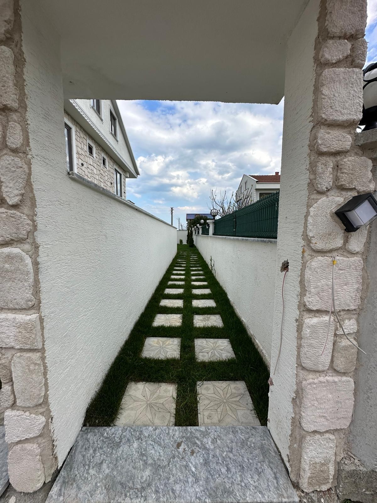 ALAÇATI TAŞ KONSEPT, DENİZ MANZARALI, ARKA CEPHE, HAVUZLU 3+1 TRİPLEKS VİLLA! KOCAALİ ALANDERE MH