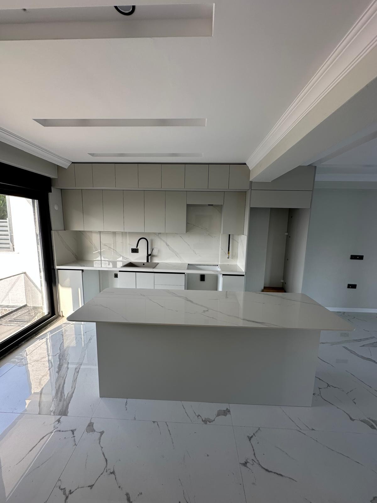 162m2 ARSA İÇİNDE TAM BAĞIMSIZ MÜSTAKİL, HER KAT DENİZ MANZARALI(3.PARSEL), ISITMALI HAVUZLU(40m2), MERKEZ PLAJ 4+1 TRİPLEKS VİLLA! KOCAALİ YALI MH