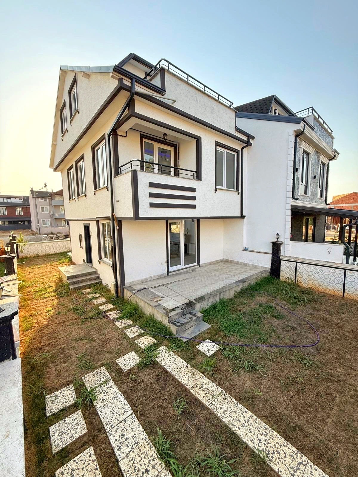 168m2 ARSA İÇİNDE TAM BAĞIMSIZ MÜSTAKİL, ULTRA GENİŞ BAHÇE, AYRI MUTFAK, 5+1 TRİPLEKS VİLLA! KOCAALİ ALANDERE MH