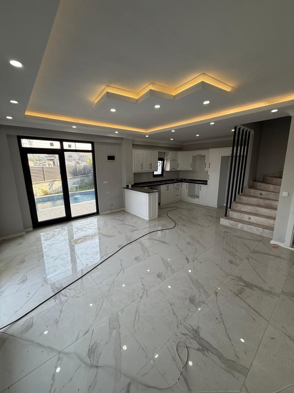 HAVUZLU, ÇİFT CEPHE GENİŞ BAHÇE, MERKEZ PLAJ, EBEVEYN BANYOLU 4+1 TRİPLEKS VİLLA! KOCAALİ YAYLA MH