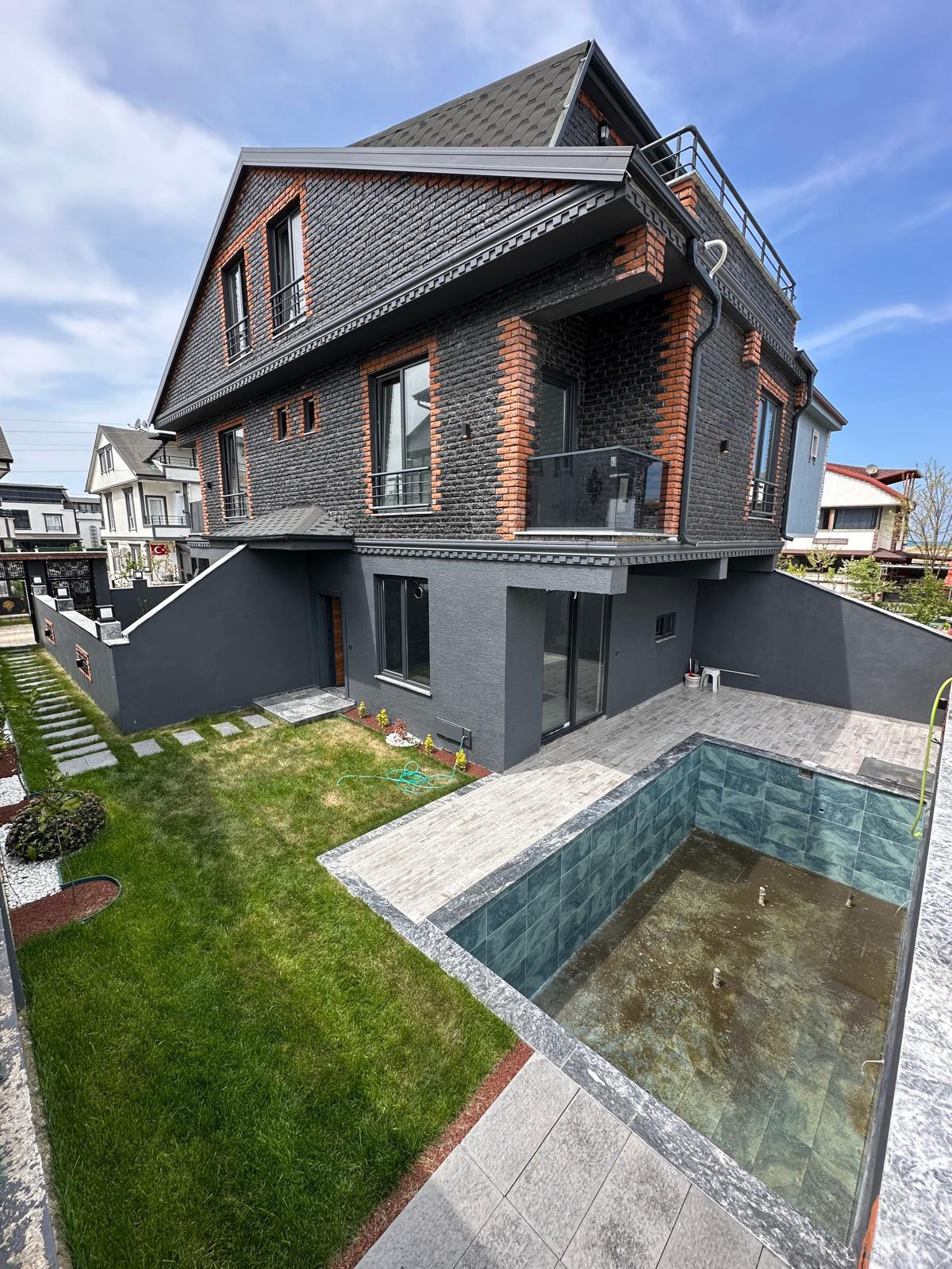 HAVUZLU, LÜKS DİZAYN, DENİZE 50M, TAŞ KONSEPT, EBEVEYN BANYOLU 3+1 TRİPLEKS VİLLA! KOCAALİ ALANDERE MH 
