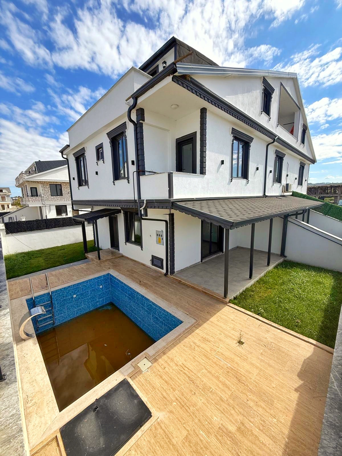 ULTRA GENİŞ BAHÇE, HAVUZLU, KÖŞE PARSEL, MERKEZ PLAJ 3+1 TRİPLEKS VİLLA! KOCAALİ YAYLA MH