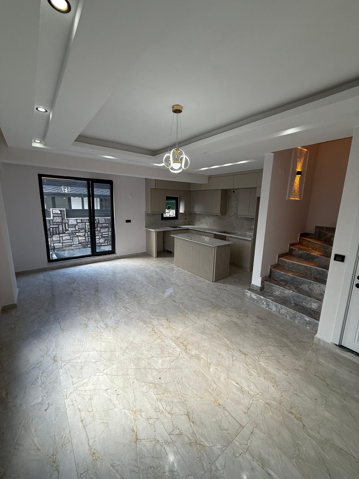 MERKEZ PLAJ-PLAJA 110 METRE, LÜKS DİZAYN, HAVUZLU, BARBEKÜLÜ 3+1 TRİPLEKS VİLLA! KOCAALİ YAYLA MH