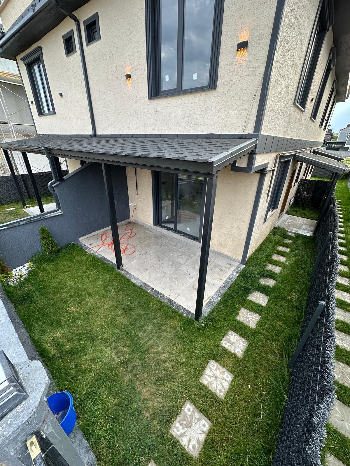 EBEVEYN BANYOLU, VERANDALI, MÜSTAKİL GİRİŞ-BAHÇE, KOMBİ(PETEK), 3+1 TRİPLEKS VİLLA! KOCAALİ YAYLA MH