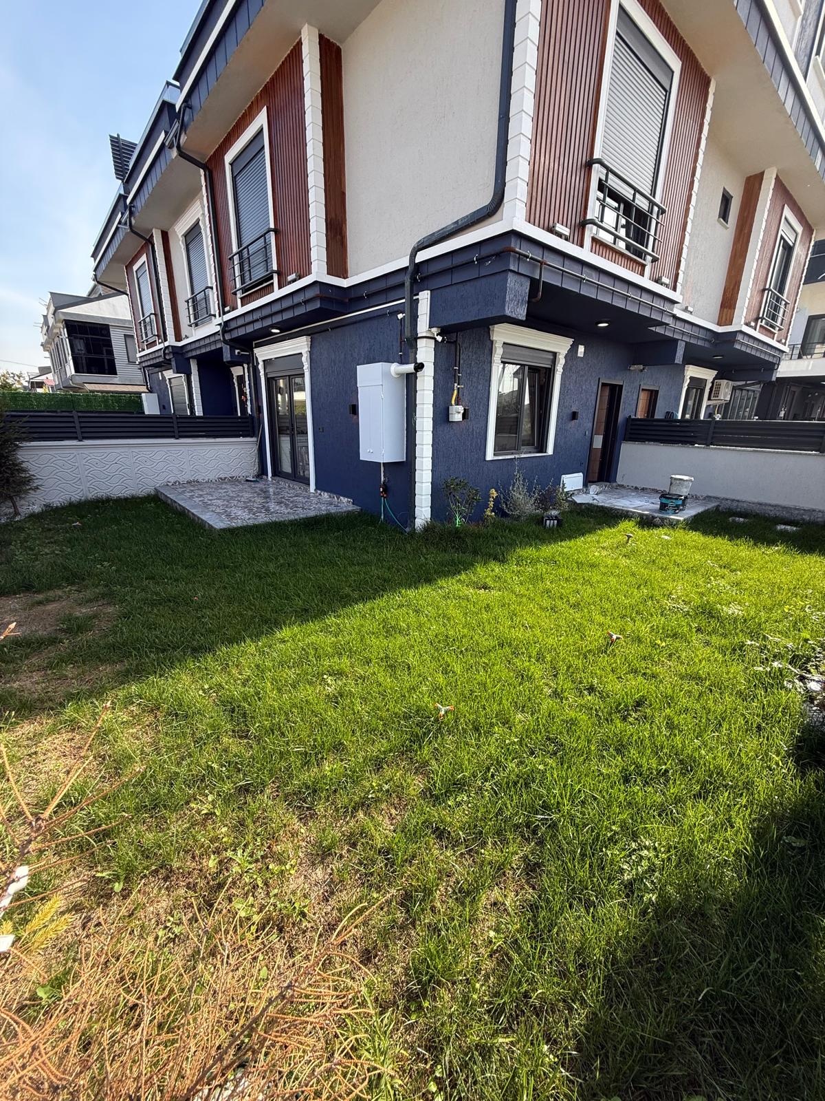 ARAÇ ŞARJ İSTASYONLU, KÖŞE PARSEL, MERKEZ PLAJ, OTURUMA HAZIR, ULTRA GENİŞ BAHÇE 3+1 TRİPLEKS VİLLA! KOCAALİ YALI MH