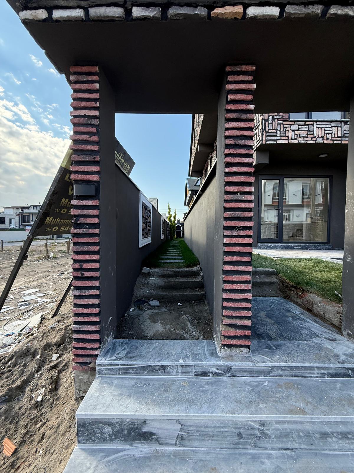 MERKEZ PLAJ-PLAJA 110 METRE, LÜKS DİZAYN, HAVUZLU, BARBEKÜLÜ 3+1 TRİPLEKS VİLLA! KOCAALİ YAYLA MH