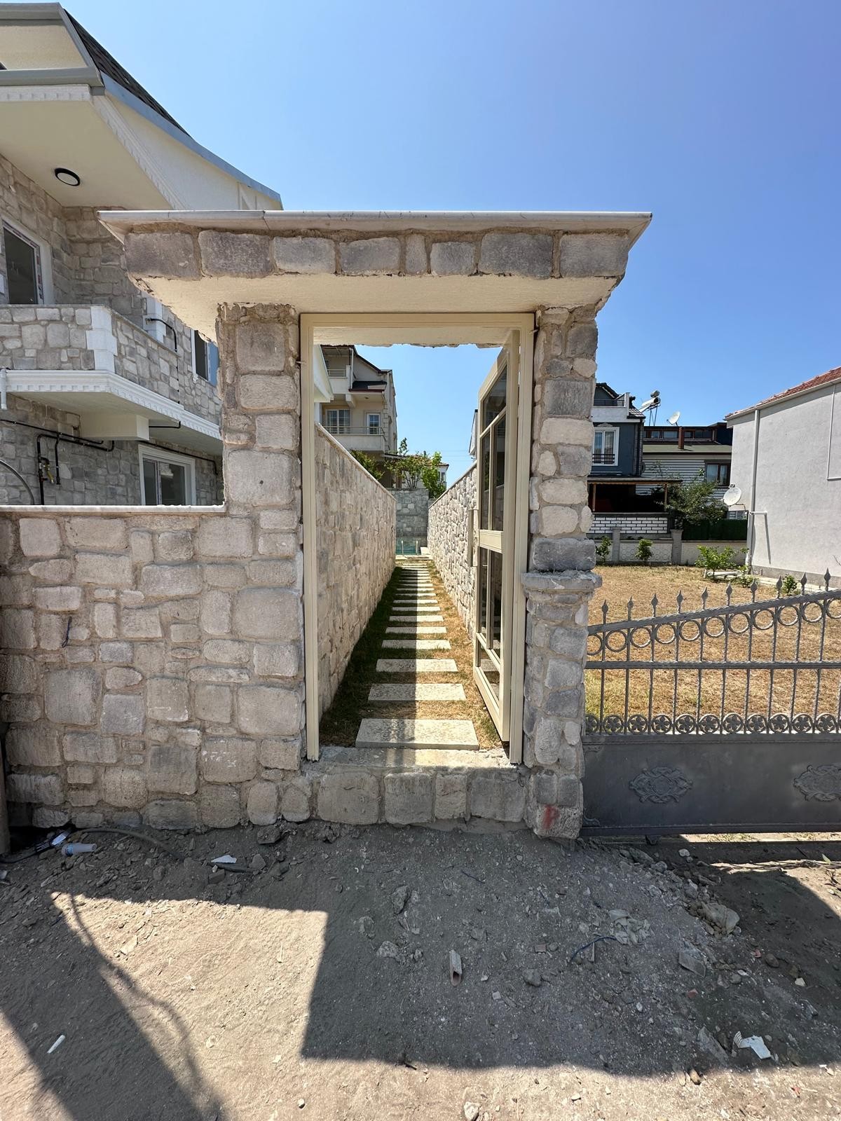 ALAÇATI TAŞ KONSEPT, DENİZ MANZARALI, MERKEZ PLAJ, HAVUZLU, EBEVEYN BANYOLU 3+1 TRİPLEKS VİLLA! KOCAALİ YALI MH