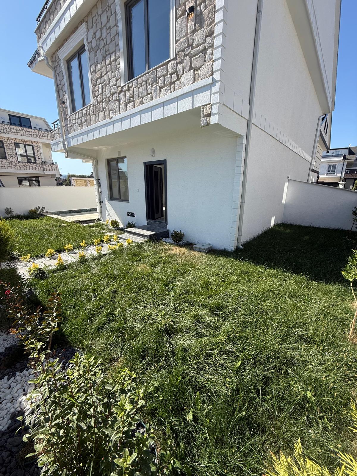 KÖŞE PARSEL, MERKEZ PLAJ, ULTRA GENİŞ BAHÇE, HAVUZLU, EBEVEYN BANYOLU, ALAÇATI TAŞ KONSEPT 4+1 TRİPLEKS VİLLA! KOCAALİ YAYLA MH