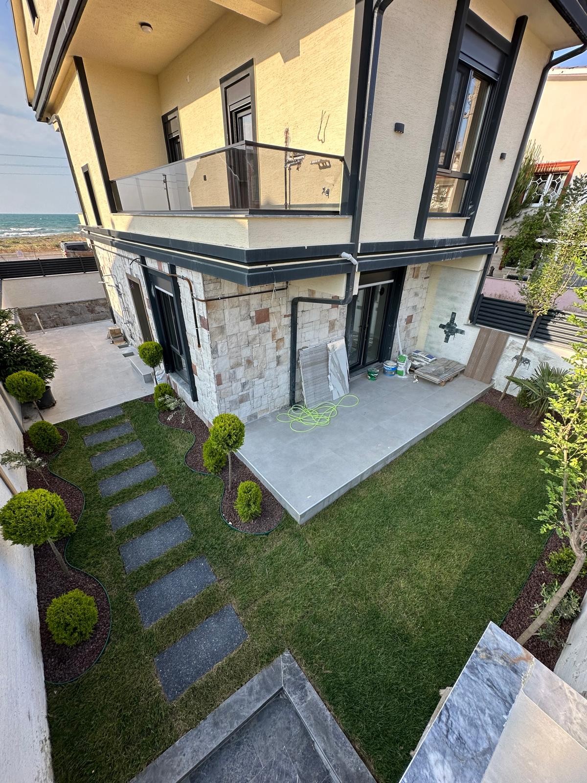 162m2 ARSA İÇİNDE TAM BAĞIMSIZ MÜSTAKİL, HER KAT DENİZ MANZARALI(3.PARSEL), ISITMALI HAVUZLU(40m2), MERKEZ PLAJ 4+1 TRİPLEKS VİLLA! KOCAALİ YALI MH