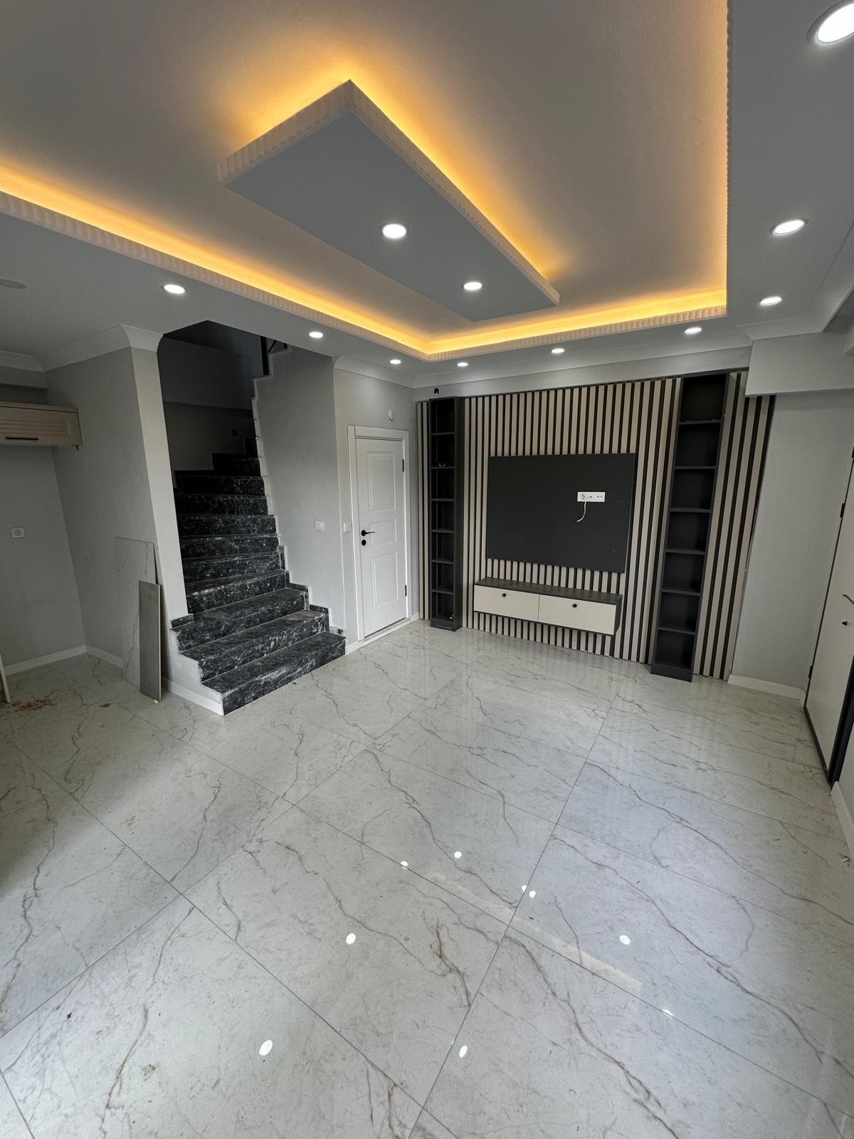 TERAS DENİZ MANZARALI, FİYAT/PERFORMANS HAVUZLU, YERDEN ISITMA 3+1 TRİPLEKS VİLLA! KOCAALİ ALANDERE MH
