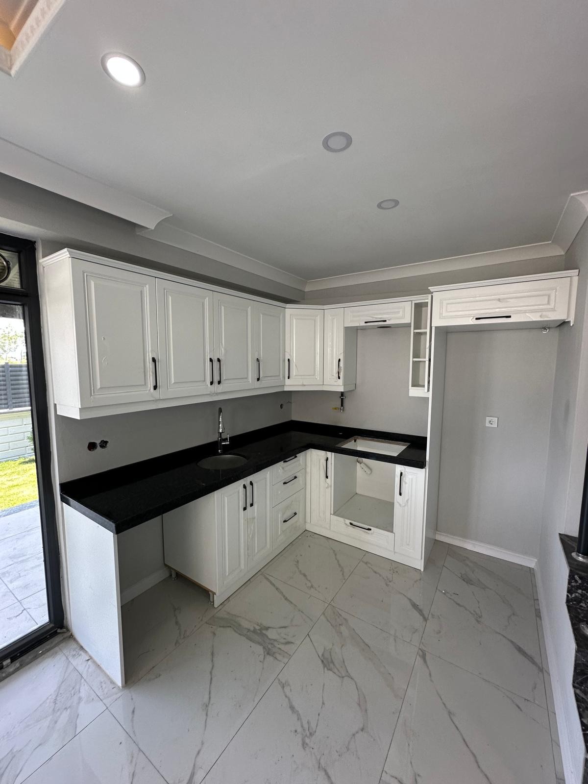 ARKA CEPHE, BAĞIMSIZ MÜSTAKİL GİRİŞ, VERANDALI, YERDEN ISITMA  3+1 TRİPLEKS VİLLA! KOCAALİ ALANDERE MH