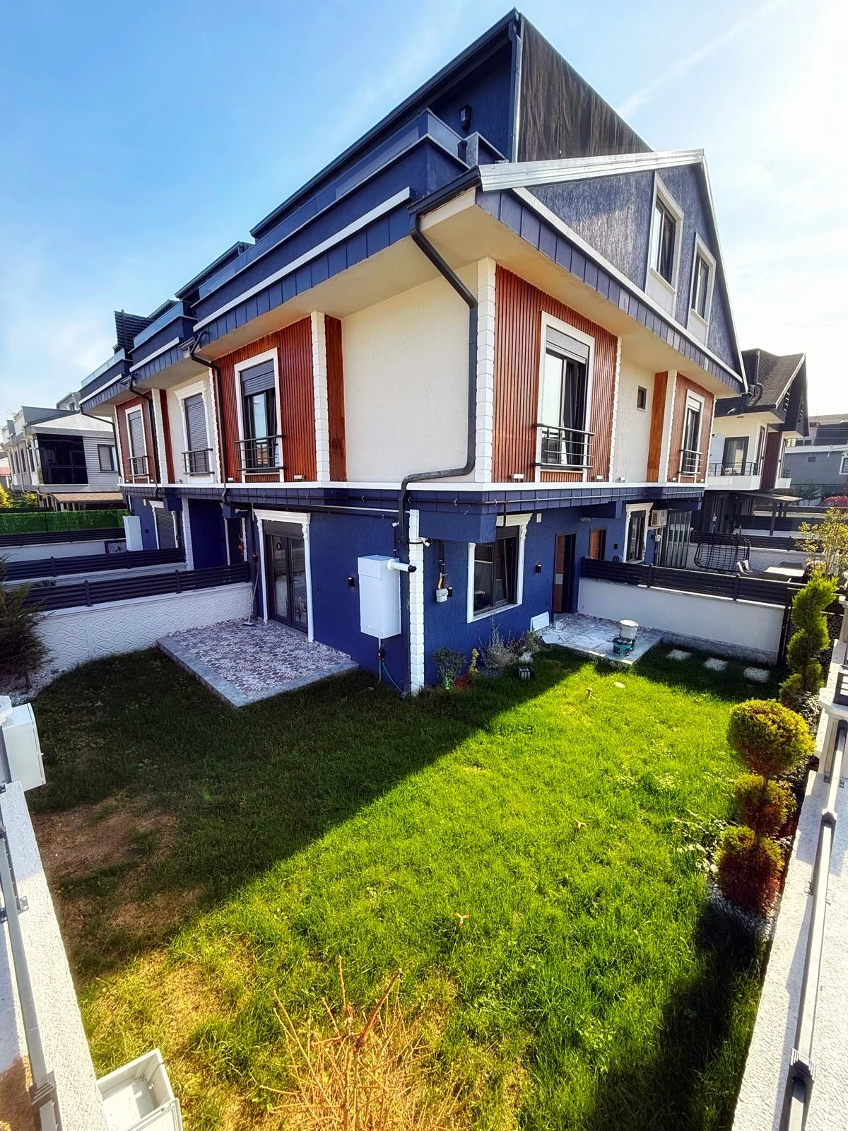 ARAÇ ŞARJ İSTASYONLU, KÖŞE PARSEL, MERKEZ PLAJ, OTURUMA HAZIR, ULTRA GENİŞ BAHÇE 3+1 TRİPLEKS VİLLA! KOCAALİ YALI MH