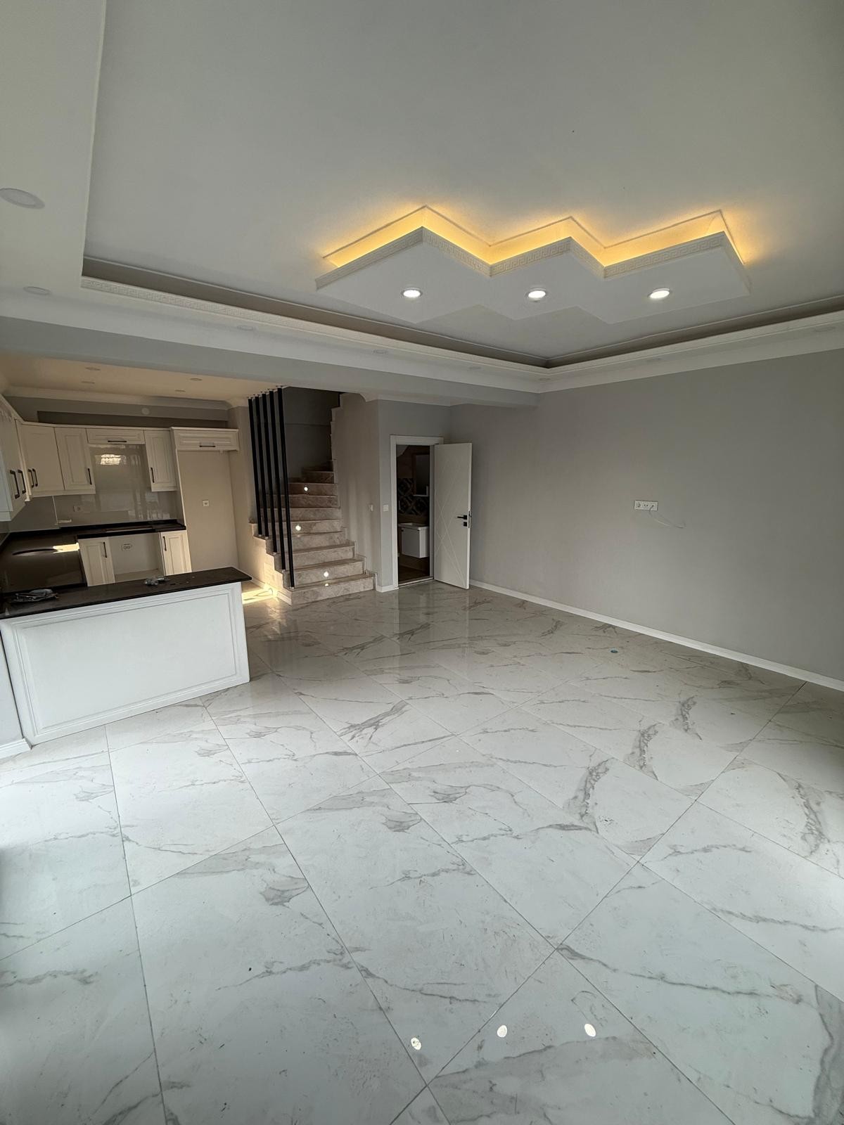 HAVUZLU, ULTRA BÜYÜK BAHÇE, MERKEZ PLAJ, EBEVEYN BANYOLU 4+1 TRİPLEKS VİLLA! KOCAALİ YAYLA MH