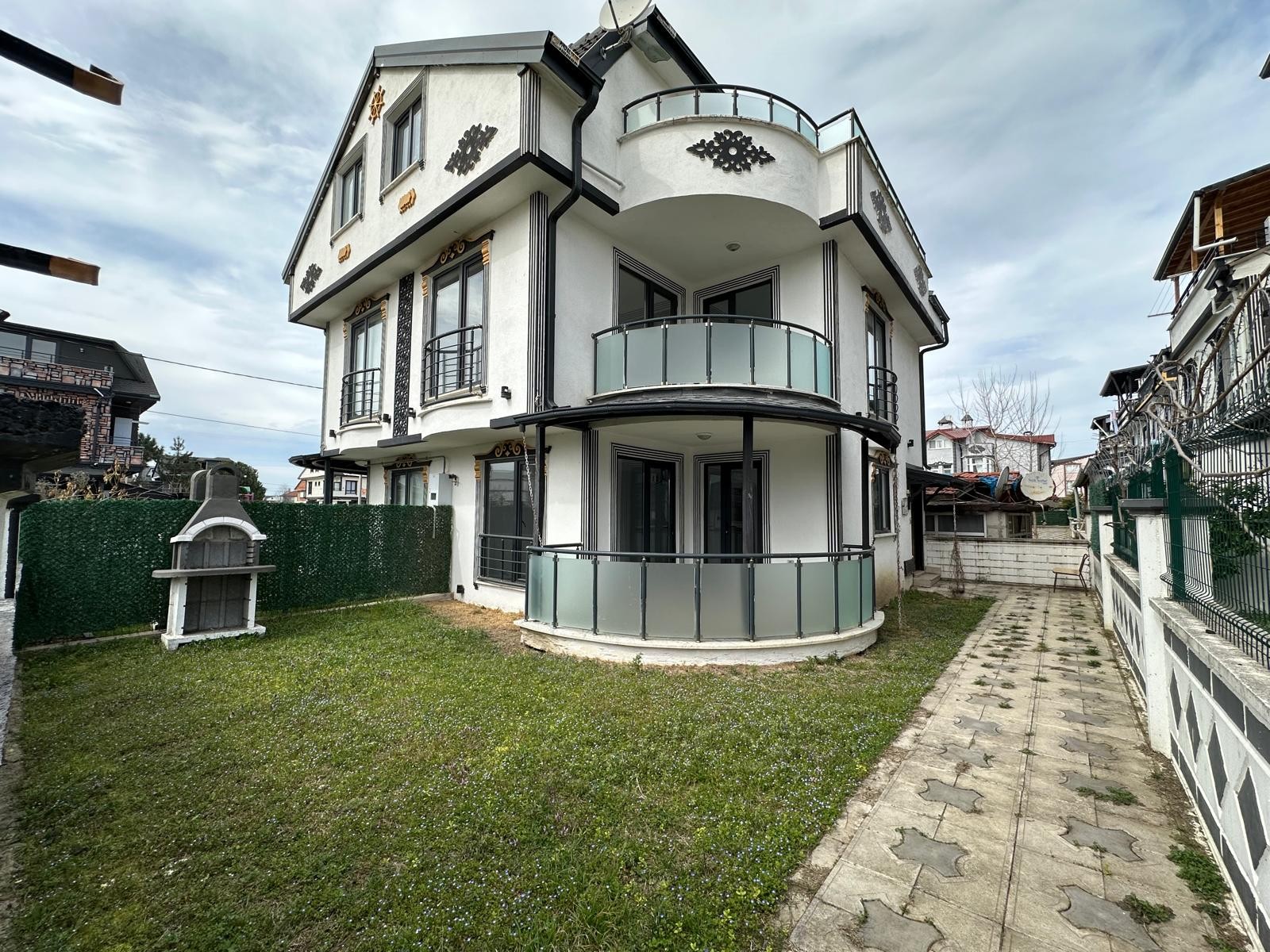 MÜSTAKİL GİRİŞLİ, GENİŞ BAHÇE ALANLI, EBEVEYN BANYOLU 3+1 TRİPLEKS VİLLA! KOCAALİ ALANDERE MH
