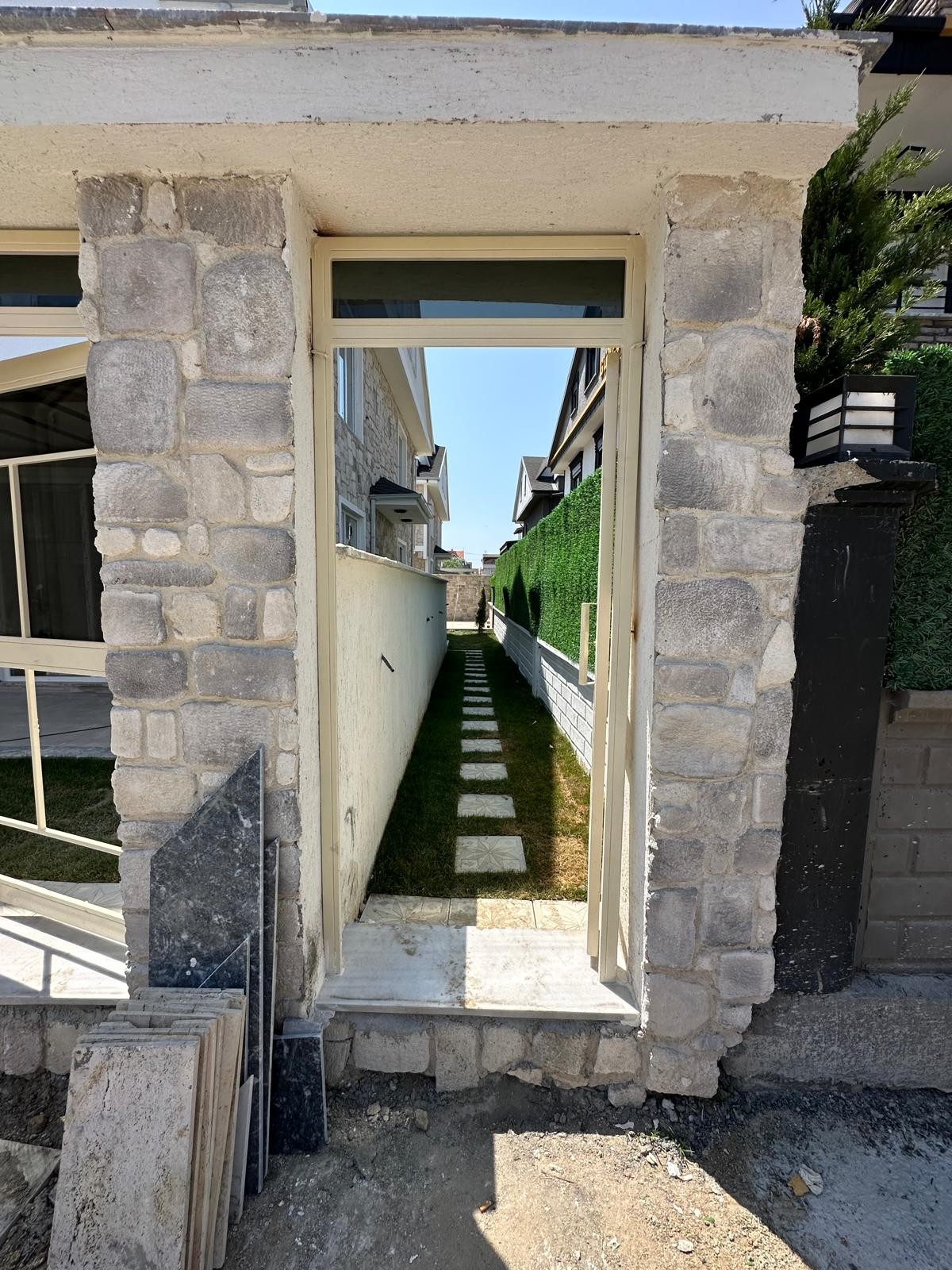 ALAÇATI TAŞ KONSEPT, HAVUZLU, MERKEZ PLAJ, YERDEN ISITMA, ARKA CEPHE 3+1 TRİPLEKS VİLLA! KOCAALİ YALI MH