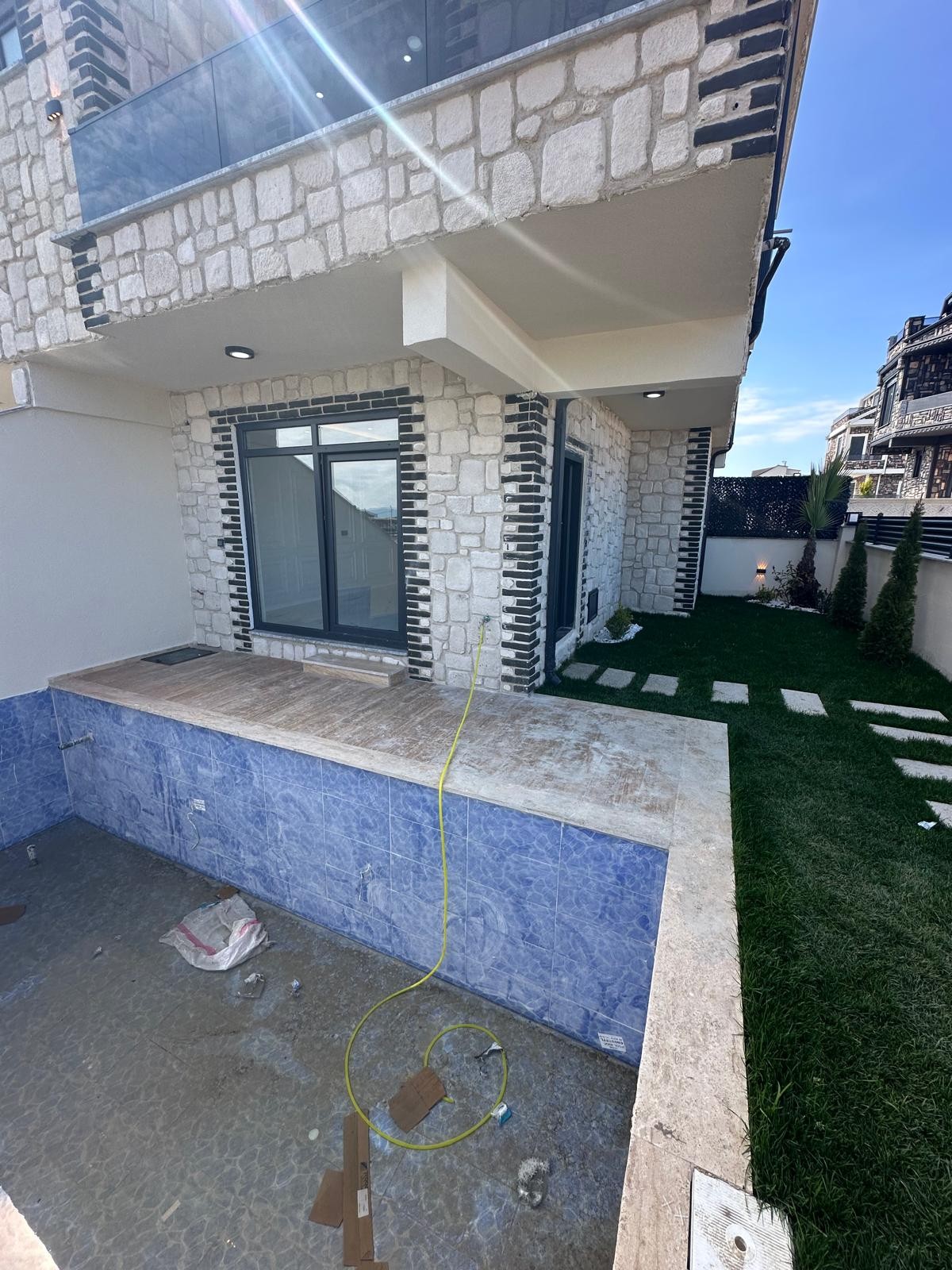 ALAÇATI TAŞ KONSEPT, DENİZE 50M-MANZARALI(3.PARSEL), HAVUZLU, GENİŞ BAHÇE ALANLI, F/P 4+1 TRİPLEKS VİLLA! KOCAALİ ALANDERE MH