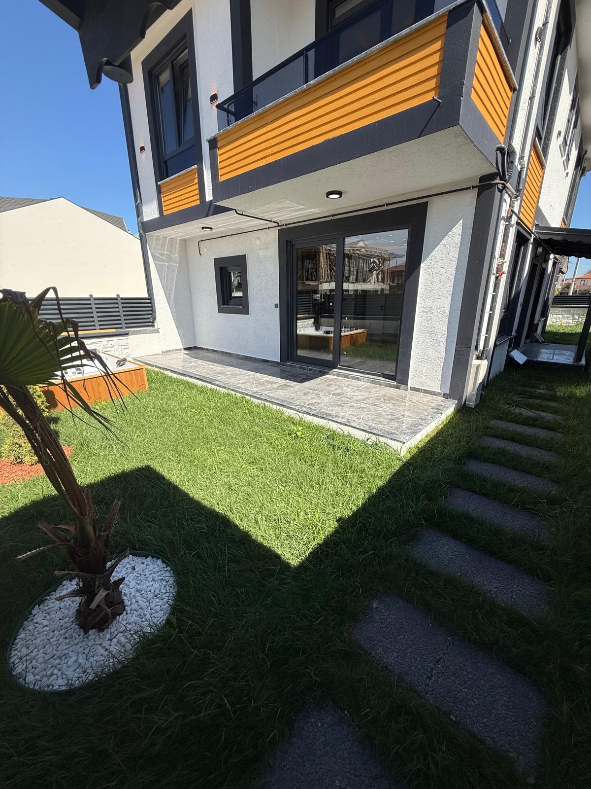 BAHÇE VE TERAS JAKUZİLİ, ÖN CEPHE, LÜKS DİZAYN, GENİŞ BAHÇE-BİNA KULLANIM ALANLI 3+1 TRİPLEKS VİLLA! KOCAALİ ALANDERE MH