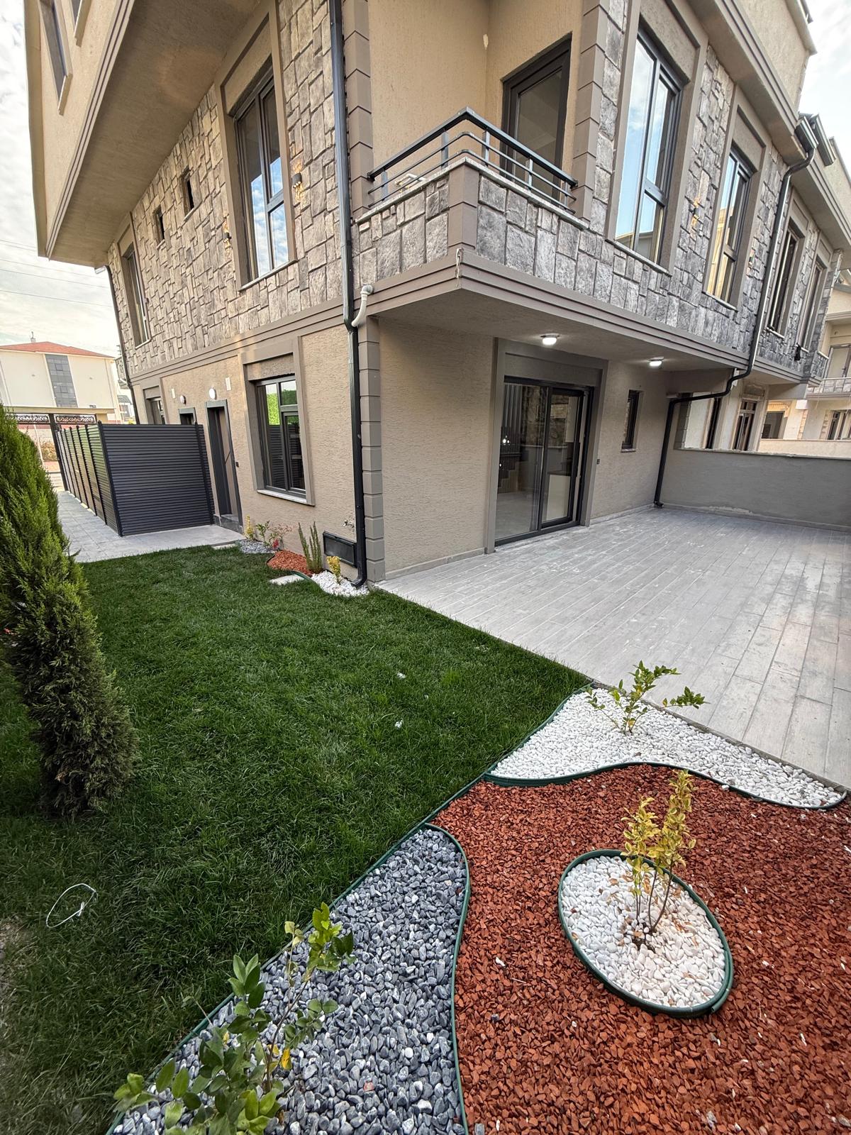 MERKEZ PLAJ, ARKA CEPHE, LÜKS DİZAYN, GENİŞ BAHÇE, 105m2 KENDİNE AİT ARSASI, EBEVEYN BANYO 3+1 TRİPLEKS VİLLA! KOCAALİ YALI MH