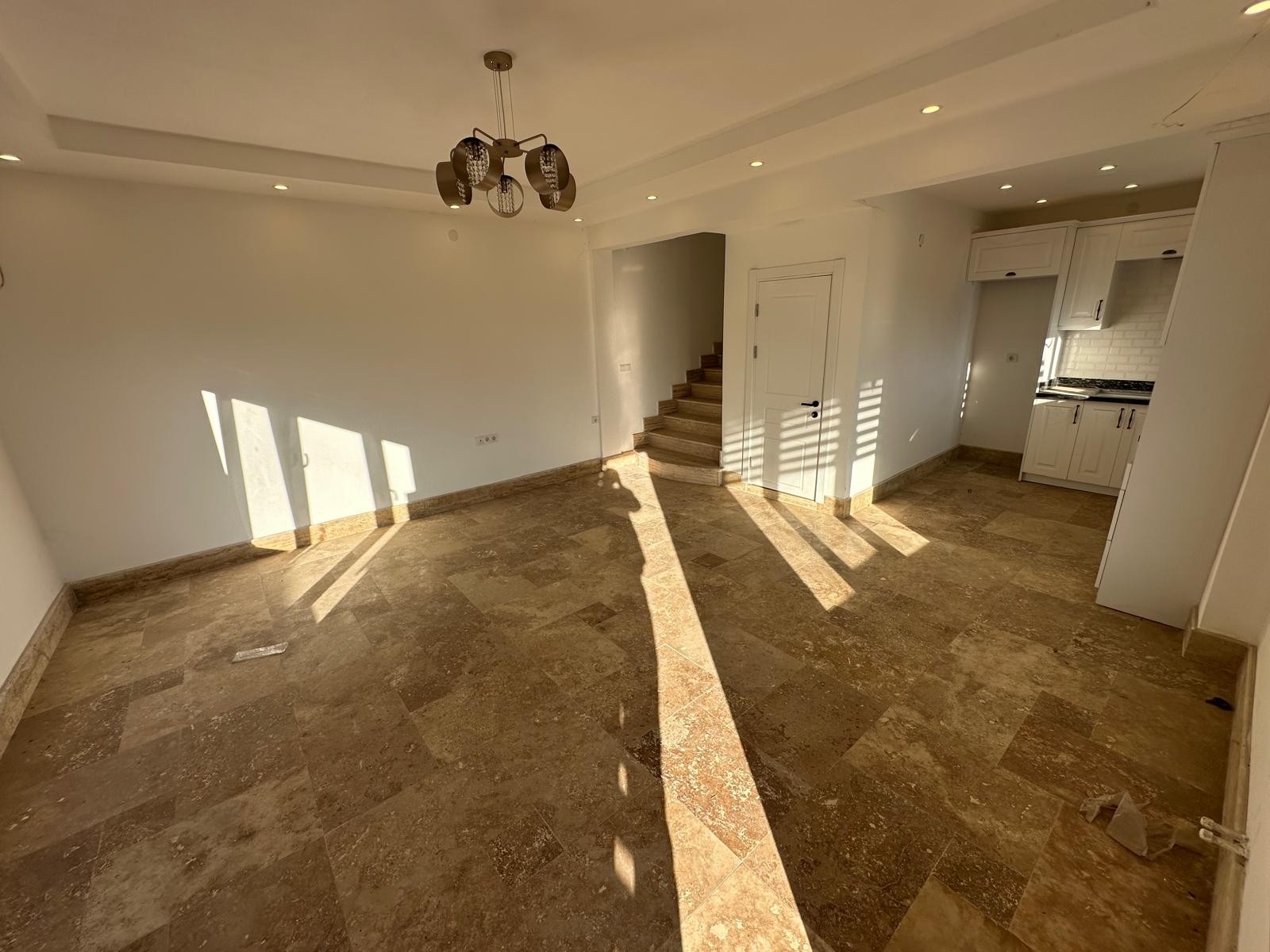 PANJURLU, VERANDALI, OTURUMA HAZIR, EBEVEYN BANYO 3+1 TRİPLEKS VİLLA! KOCAALİ YALI MH