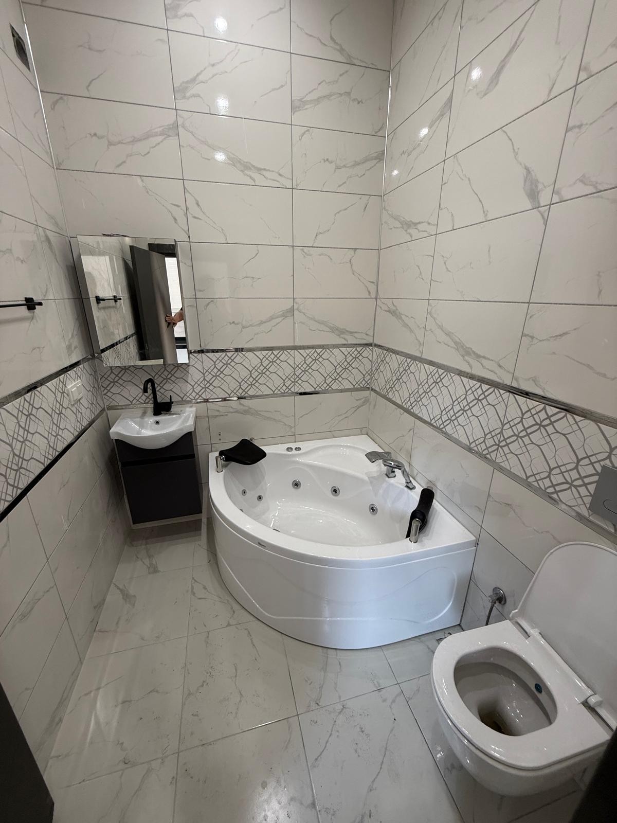 JAKUZİLİ, ULTRA GENİŞ BAHÇE, MERKEZ PLAJ, YERDEN ISITMA, EBEVEYN BANYOLU 4+1 TRİPLEKS VİLLA! KOCAALİ YALI MH