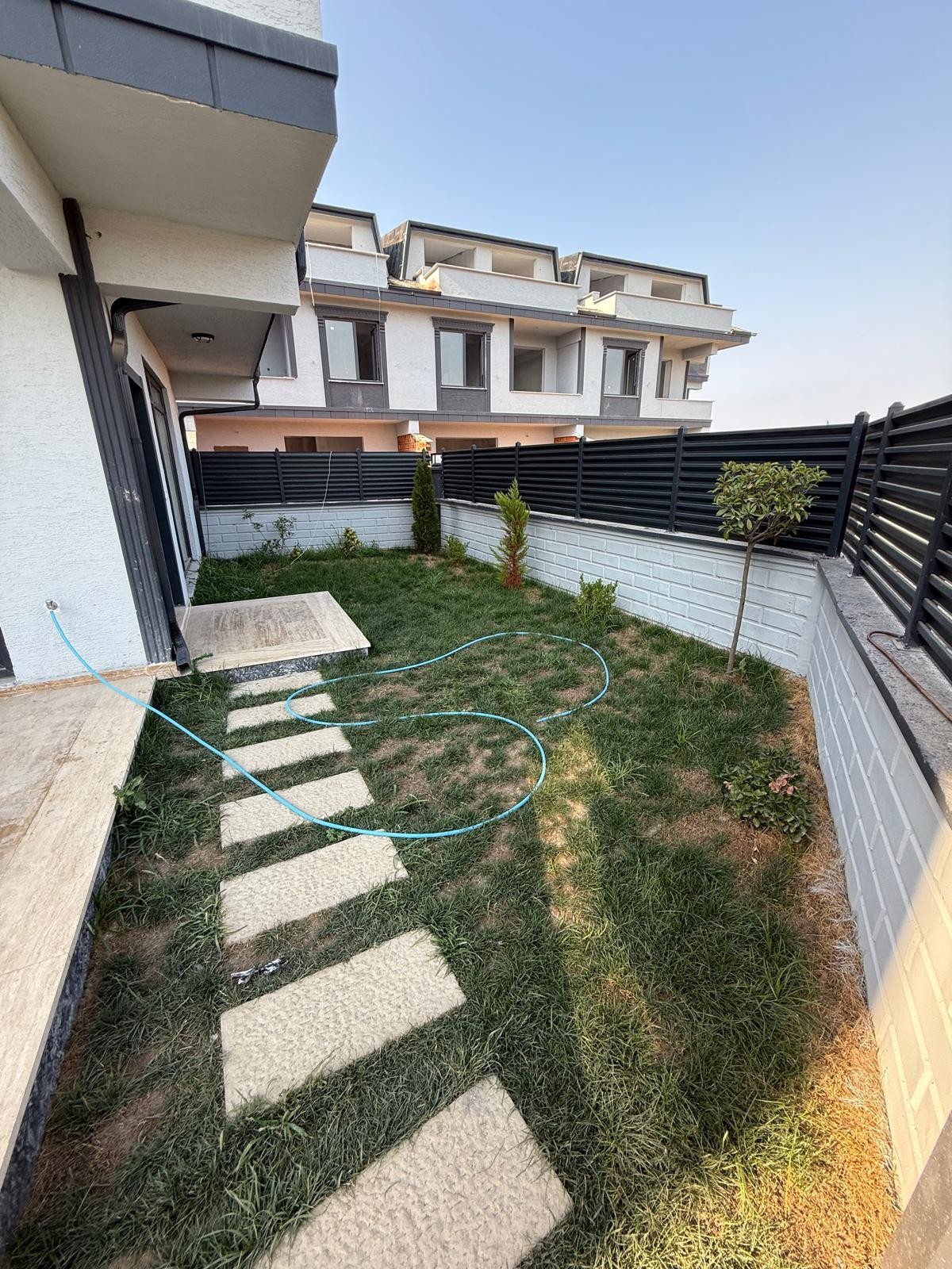HAVUZLU, ÇİFT CEPHE GENİŞ BAHÇE, MERKEZ PLAJ, EBEVEYN BANYOLU 4+1 TRİPLEKS VİLLA! KOCAALİ YAYLA MH