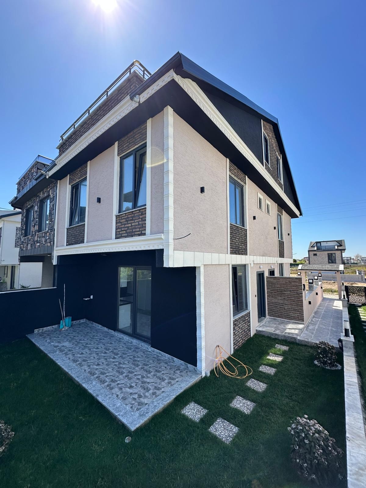 EBEVEYN BANYOLU, ÖN-ARKA CEPHE SEÇENEKLİ(ARKA), KOMPLE GRANİT ZEMİN, YERDEN ISITMA 3+1 TRİPLEKS VİLLA! KOCAALİ ALANDERE MH