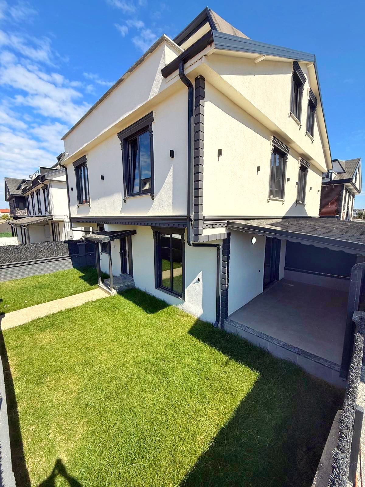 AYRI MUTFAK, GENİŞ BAHÇE, LÜKS DİZAYN, MERKEZ PLAJ, EBEVEYN BANYOLU 3+1 TRİPLEKS VİLLA! KOCAALİ YAYLA MH