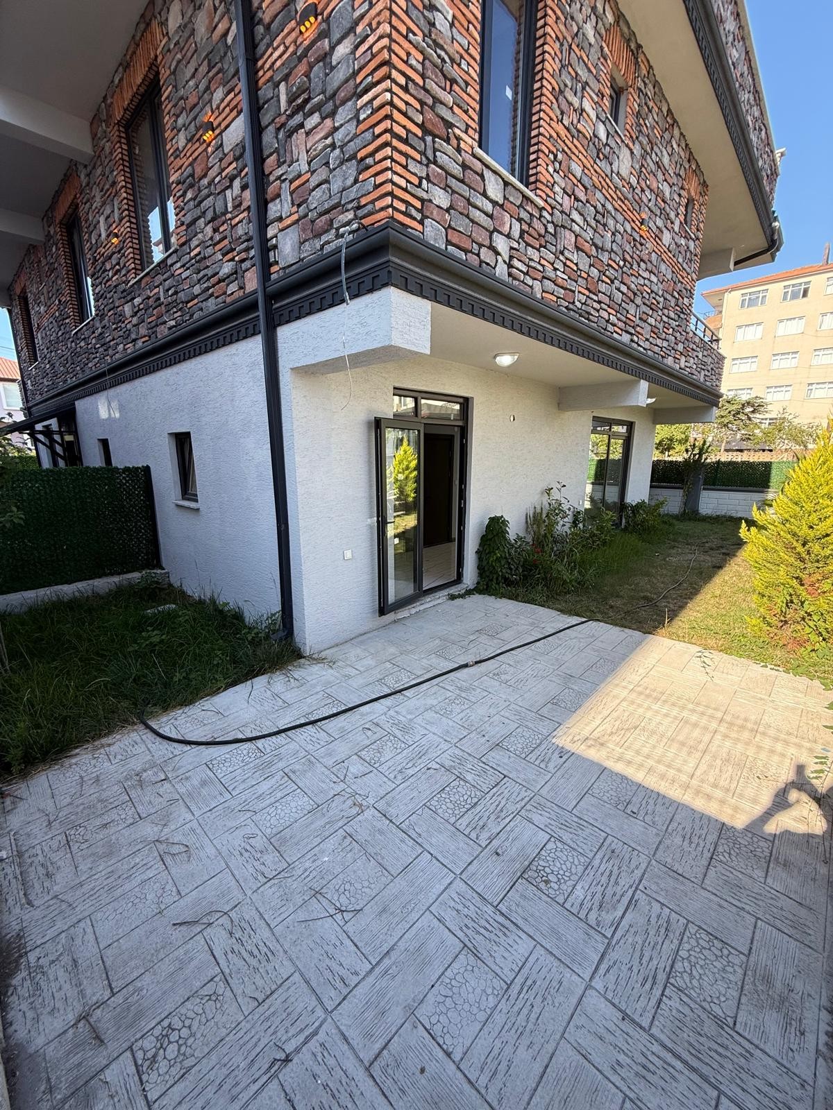 JAKUZİLİ, ULTRA GENİŞ BAHÇE, MERKEZ PLAJ, YERDEN ISITMA, EBEVEYN BANYOLU 4+1 TRİPLEKS VİLLA! KOCAALİ YALI MH
