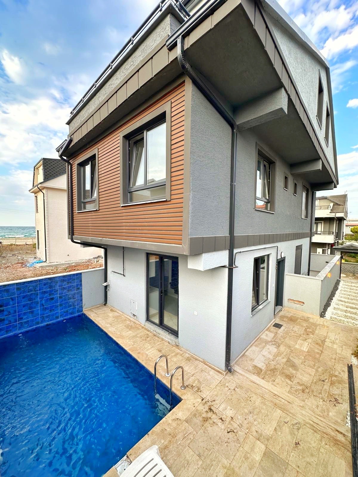 TERAS DENİZ MANZARALI, FİYAT/PERFORMANS HAVUZLU, YERDEN ISITMA 3+1 TRİPLEKS VİLLA! KOCAALİ ALANDERE MH